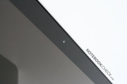 Dies ist unter anderem wegen der vorgesetzten Glasplatte hinter der auch die Webcam verbaut ist.