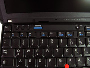 Die Blende um die Hotkeys und den Einschalter gibt unter Druck deutlich nach