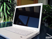 Entweder ein übliches WXGA Display oder ein höher Auflösendes WSXGA Panel mit einer Auflösung von 1280x800 Pixel.