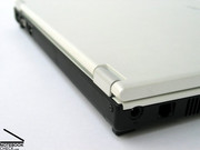 Nichts desto trotz macht sich die weiße Oberflächenbehandlung am Notebook ganz gut, und ist im Gegensatz zur schwarzen Lackierung beim Vorgänger auch sehr pflegeleicht.