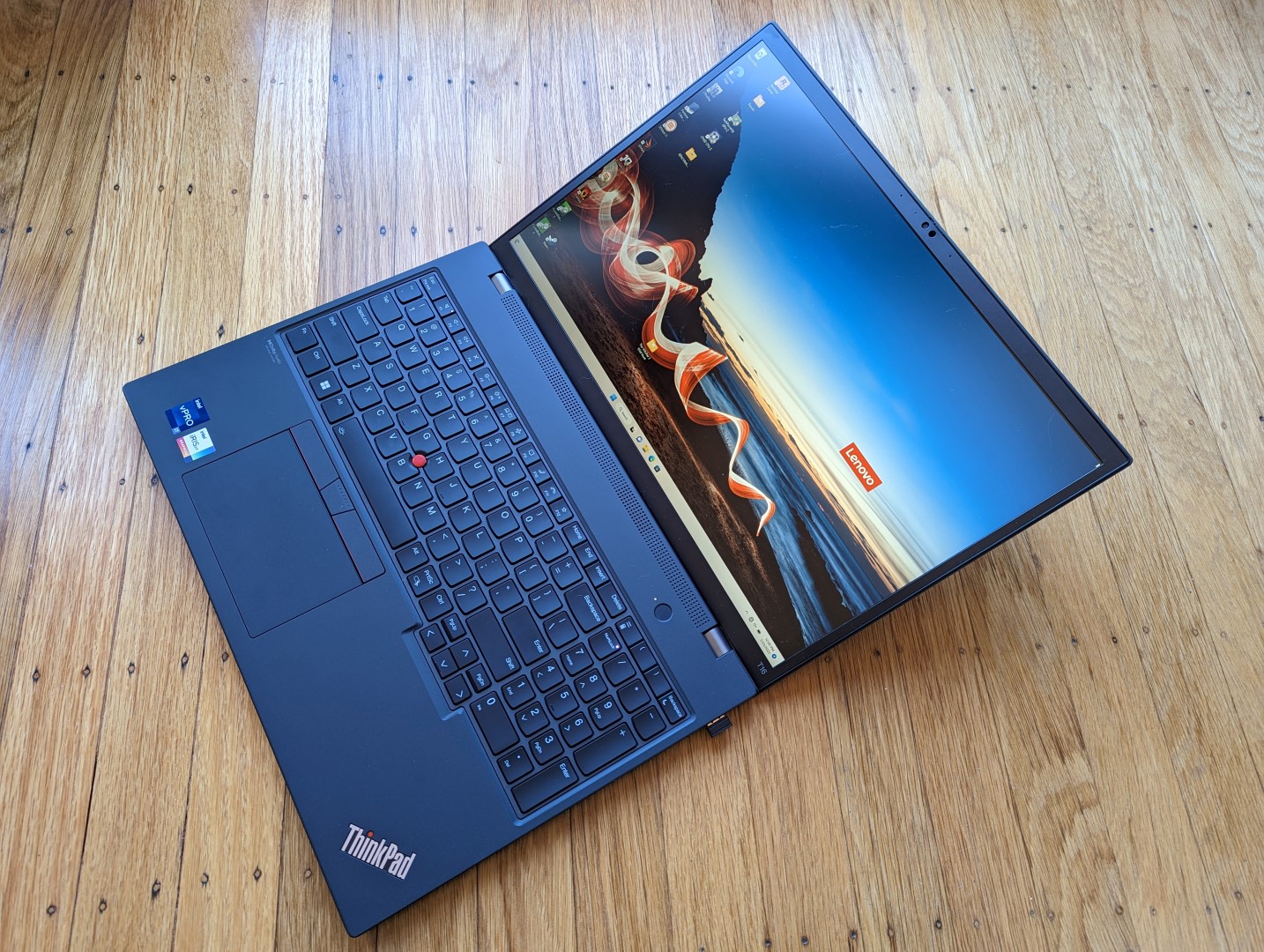 Lenovo ThinkPad T16 Gen 1 Core i7 Laptop im Test: Leise auf Kosten