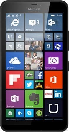 Das 5,7 Zoll große Lumia 640 XL sieht beinahe genauso aus wie der kleine Bruder (Das Smartphone ist verhältnismäßig größer, Bilder zum Vergleich hier gleich groß; Bild: Microsoft)