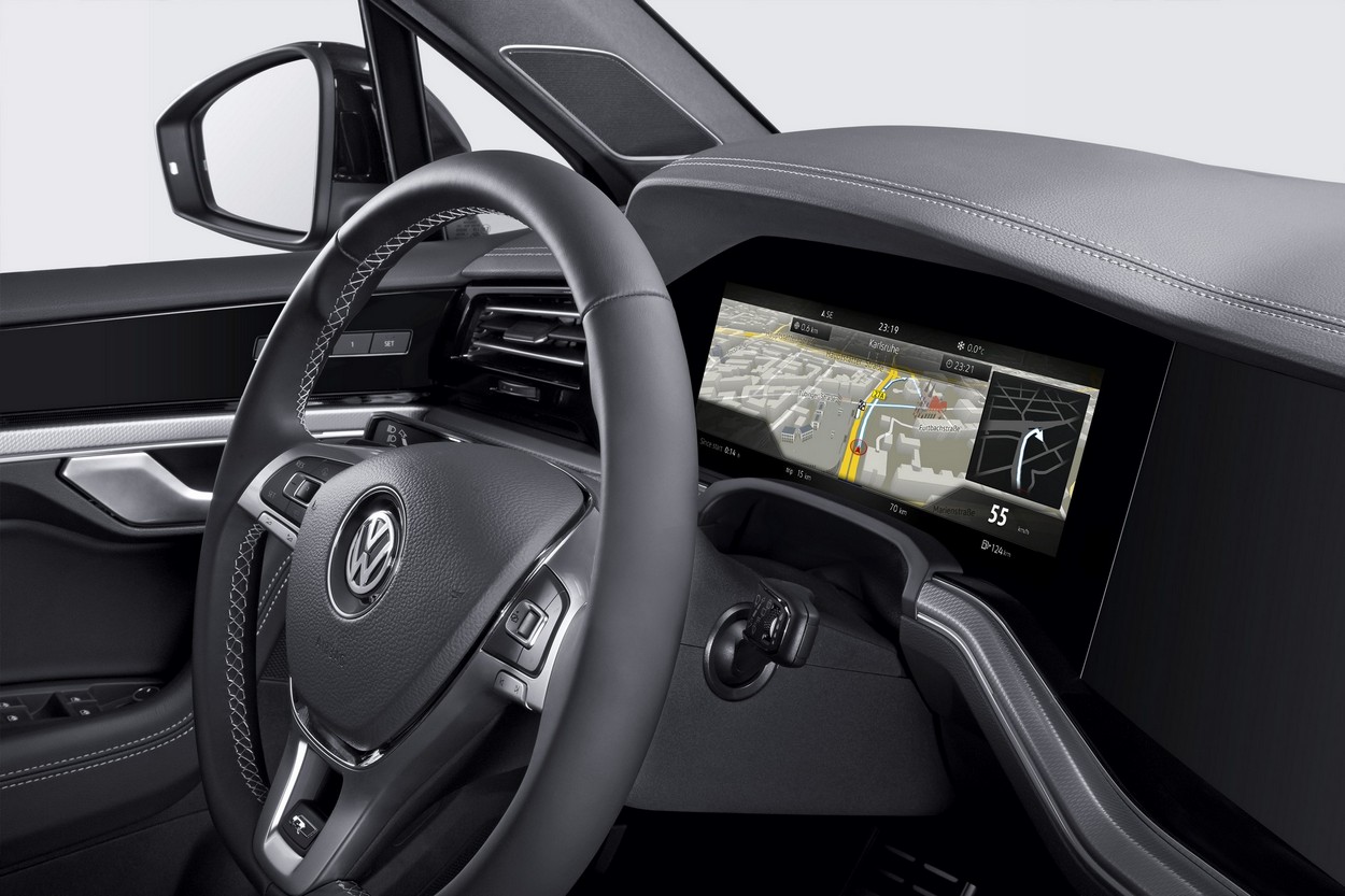Curved-Auto-Display von Bosch: Innovision Cockpit für den VW Touareg -   News
