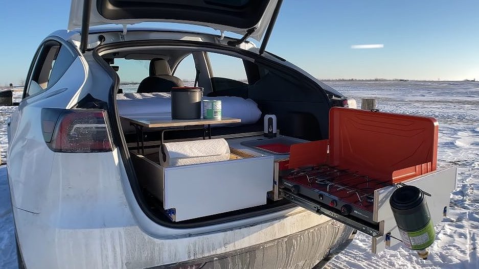 Tesla Model Y als Elektro-Camper: Tesla-Fan baut Elektro-SUV mit Bett und  Küche aus -  News