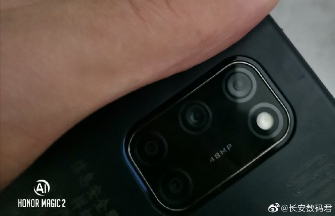 Bei diesem Gerät soll es sich um ein Huawei- oder Honor-Smartphone der gehobenen Mittelklasse handeln. (Bild: Weibo)