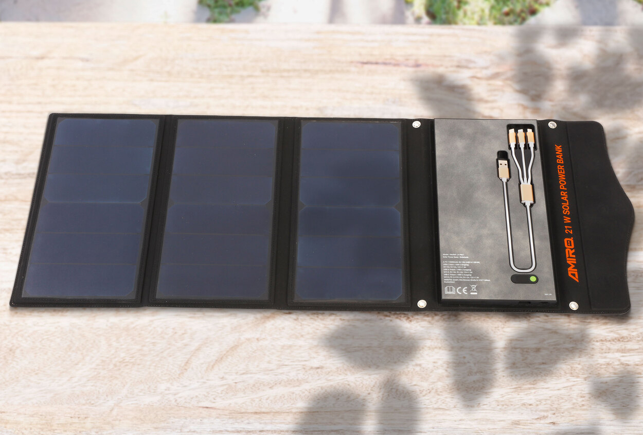 lus kasteel Plasticiteit Smartphone und Co unterwegs mit Sonnenenergie laden: Aldi verkauft  ausklappbare Solar-Power-Bank Amiro LX PB21 - Notebookcheck.com News