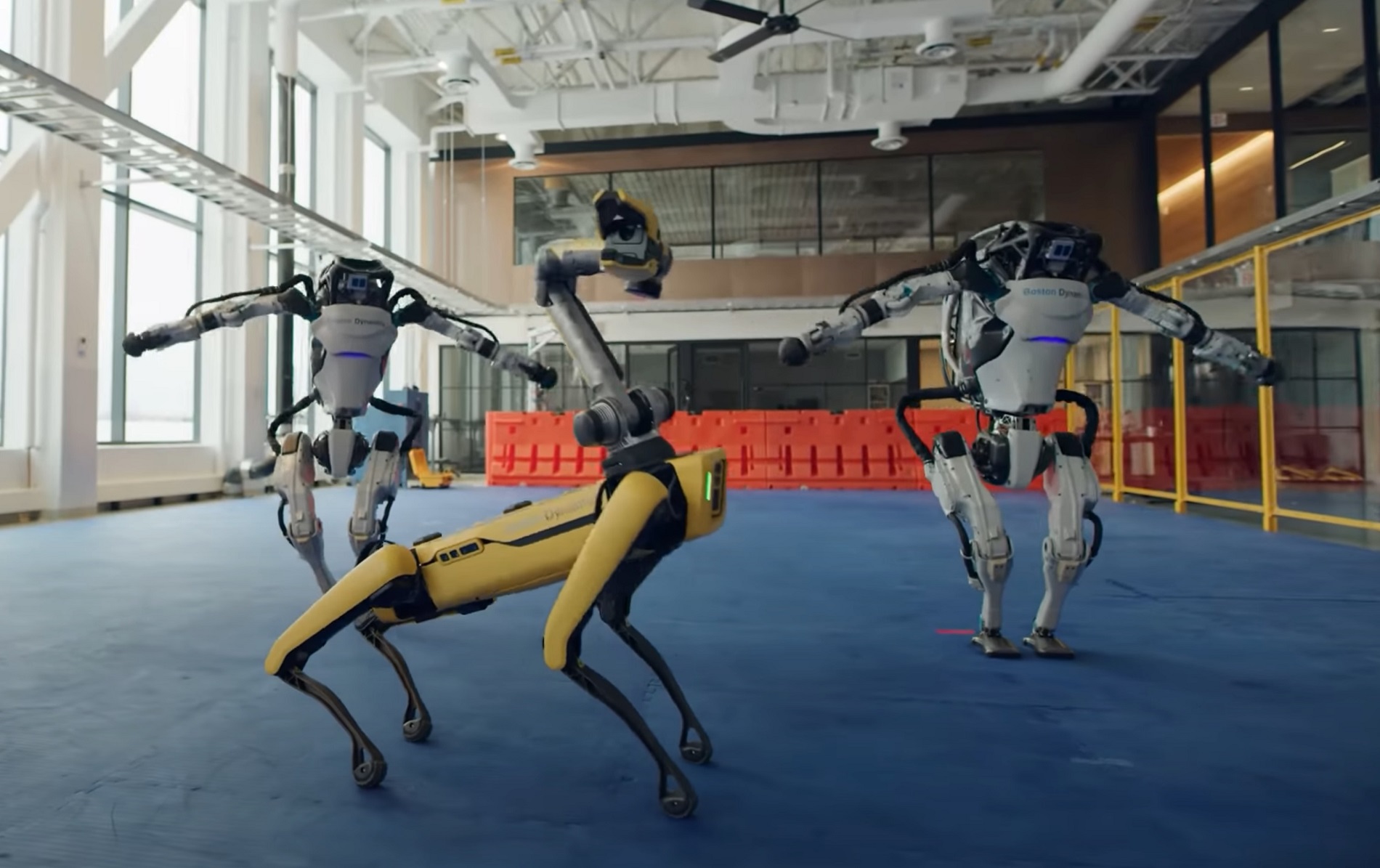 Песня робот видео. Робот атлас Бостон Динамикс. Бостон Дайнемикс боевой робот. Робототехника Boston Dynamics. Робот атлас Бостон Динамикс сальто.