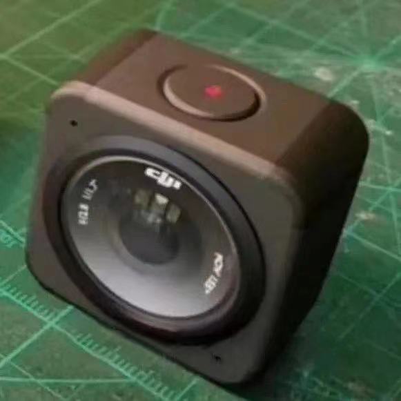 Erstes Realbild der DJI Action 2 Actioncam im Stil der GoPro Hero Session beziehungsweise Insta360 One R.