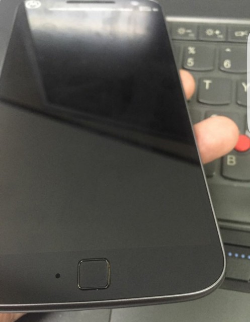 Laut Gerüchten die Vorderseite des Moto G4 Plus mit Fingerabdruckscanner (Bild: nowhereelse.fr)