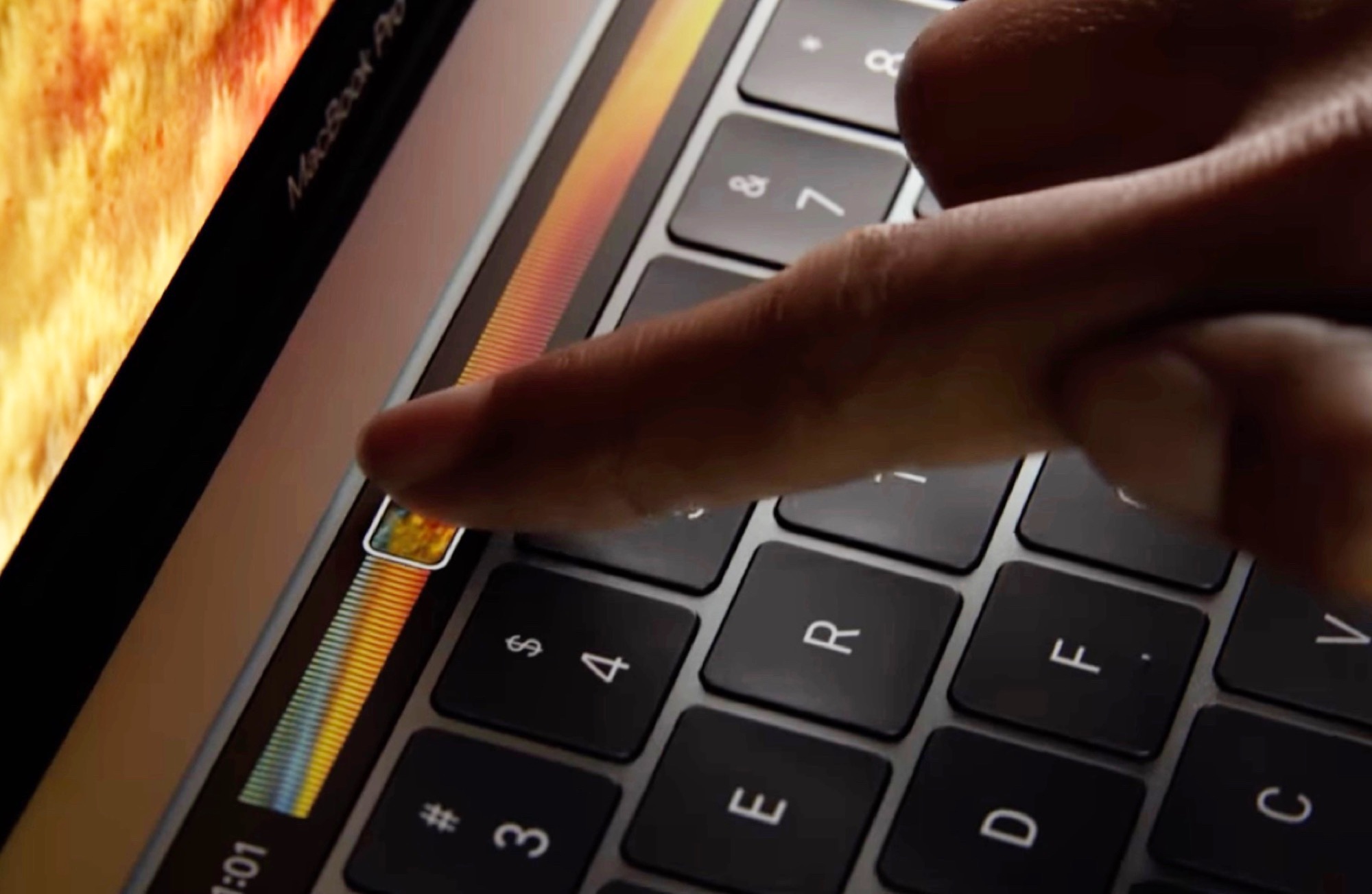 Apple MacBook Pro mit Touch Bar zeigt vermehrt DisplayDefekte