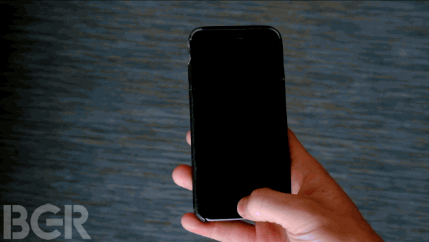 Drücken statt Schieben. Ein Wisch nach rechts zeigt dagegen die Widgets.