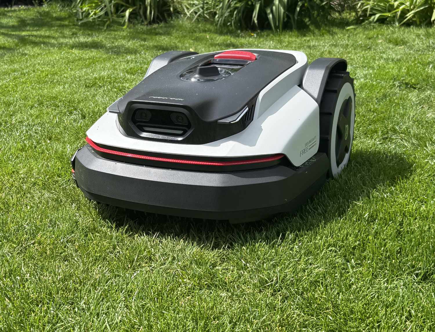 Kantenschnitt-Modul am Einstiegs-Mähroboter: Roborock RockNeo Q1 im Test