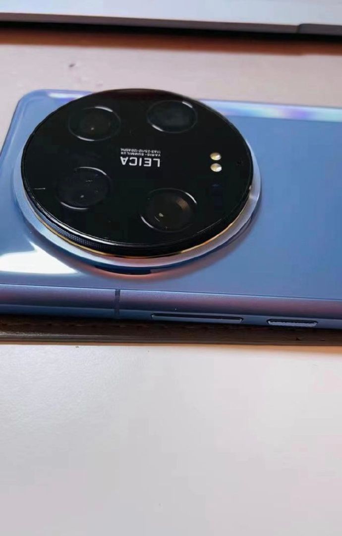 Das blaue Xiaomi 14 Ultra ist nun auch in Form eines Hands-On-Bildes geleakt (Bild: Weibo)
