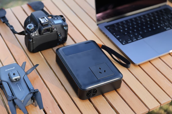 Die Energieabgabe ist nicht nur über USB möglich (Bildquelle: PowerStorm)