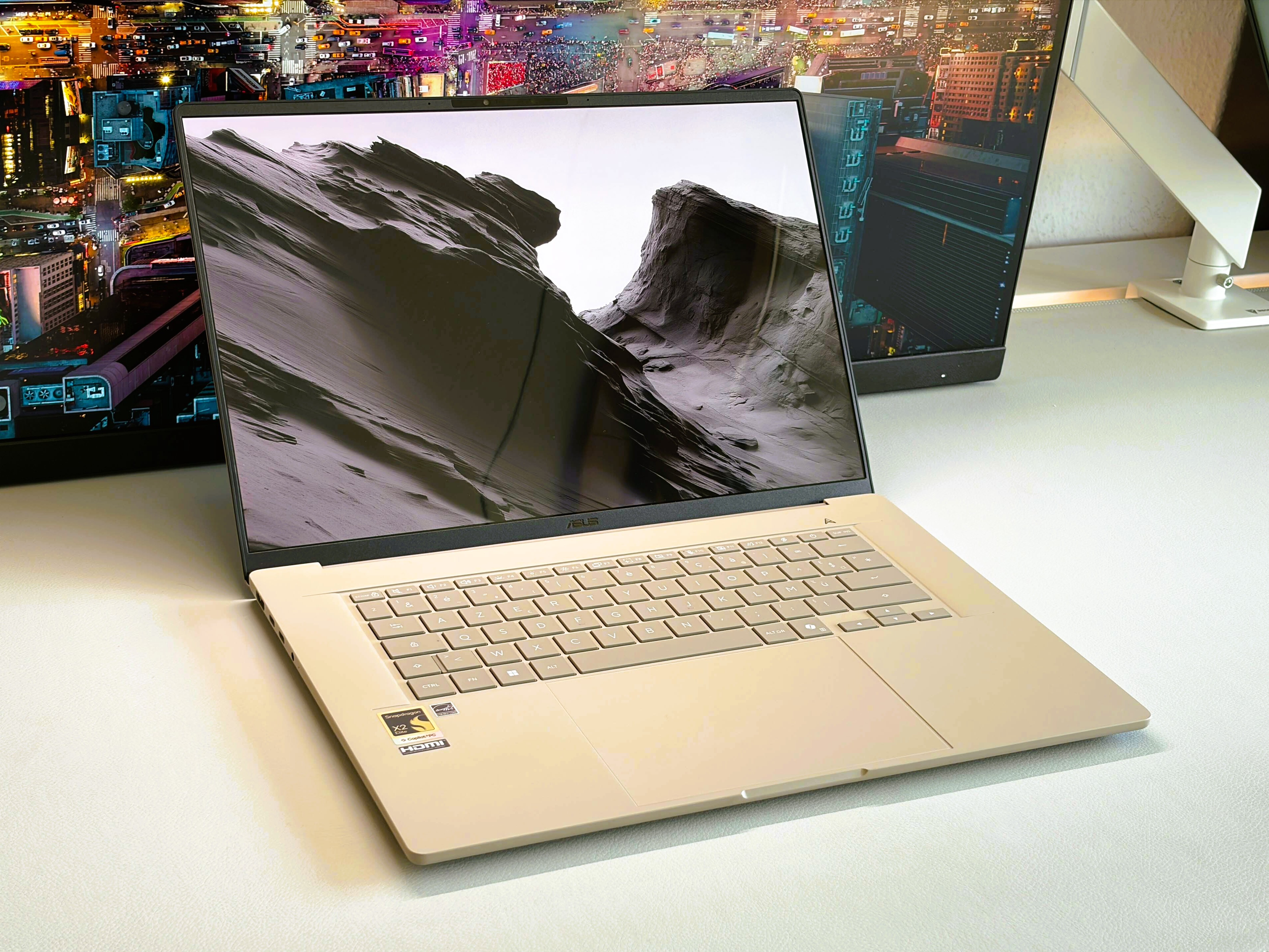 Asus ZenBook (16 Zoll) mit Snapdragon X2, 48 GB RAM, 1 TB SSD, 2.8k-OLED im Angebot