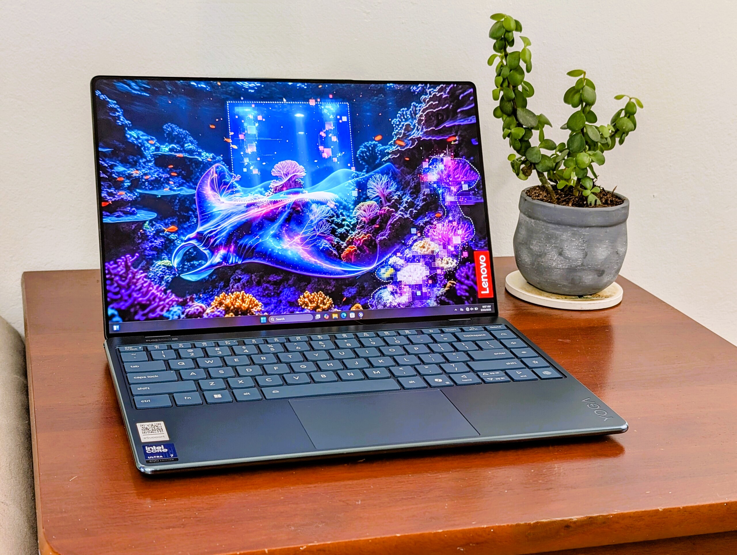 Lenovo Yoga Slim 9 mit 4k-OLED, drei Jahren Garantie, Core Ultra 7, 32 GB RAM, 1 TB SSD im Angebot