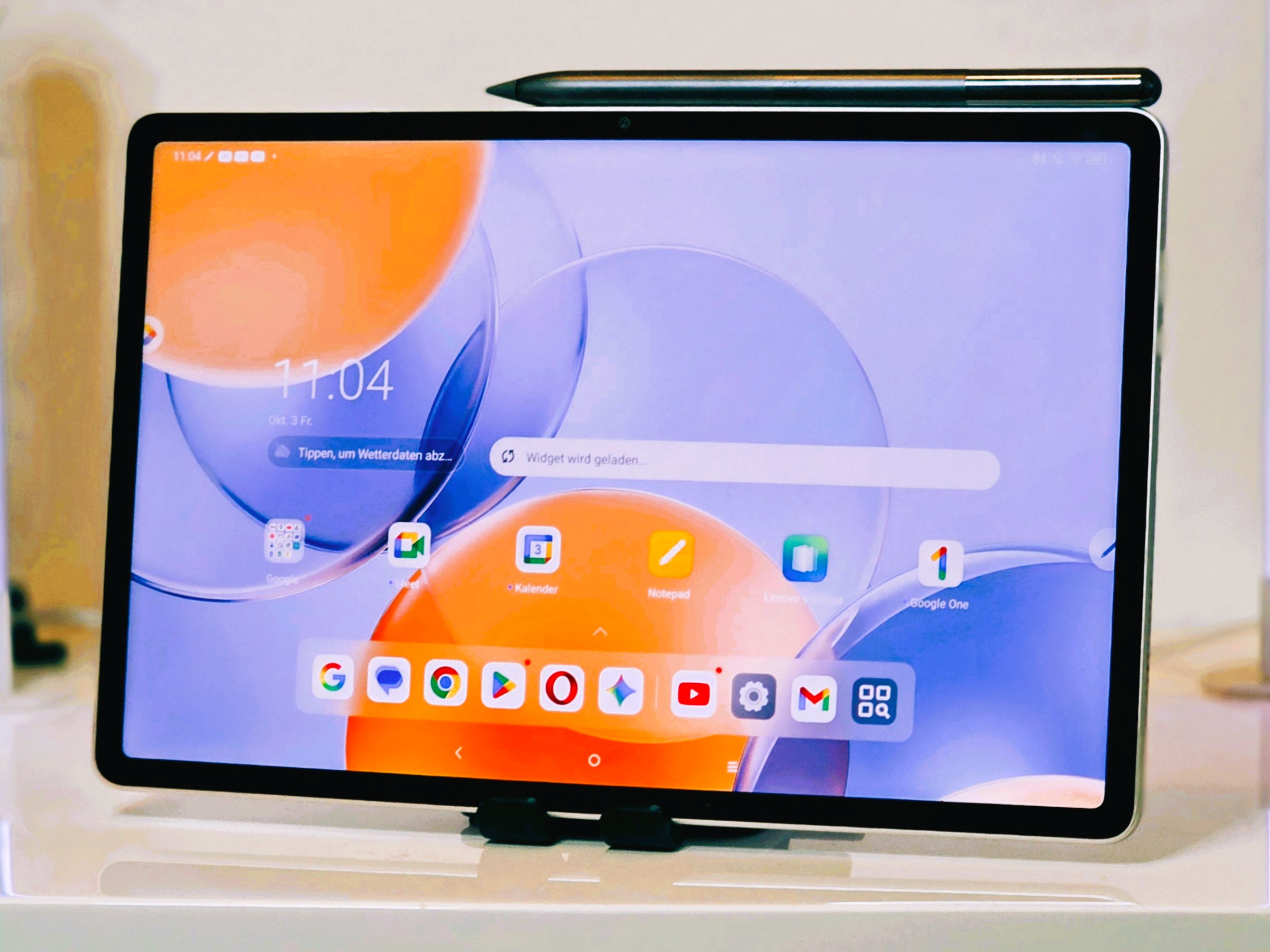 Lenovo Android-Tablet mit 3.2k-Panel, Active Stylus, 12 GB RAM, 256 GB Speicher im Angebot
