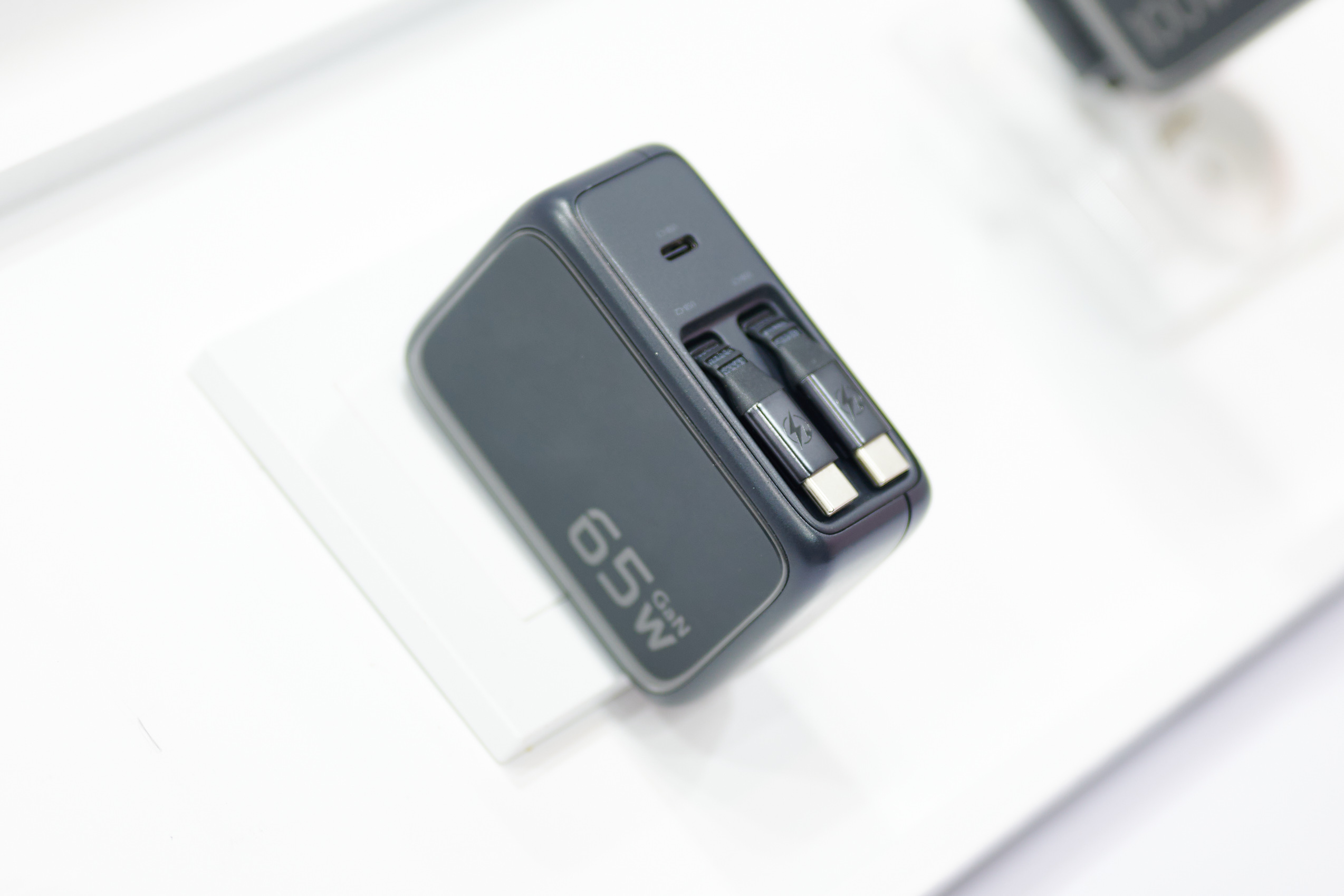 ESR: Kleines 65-Watt-Netzteil mit zwei USB-C-Kabelrollen
