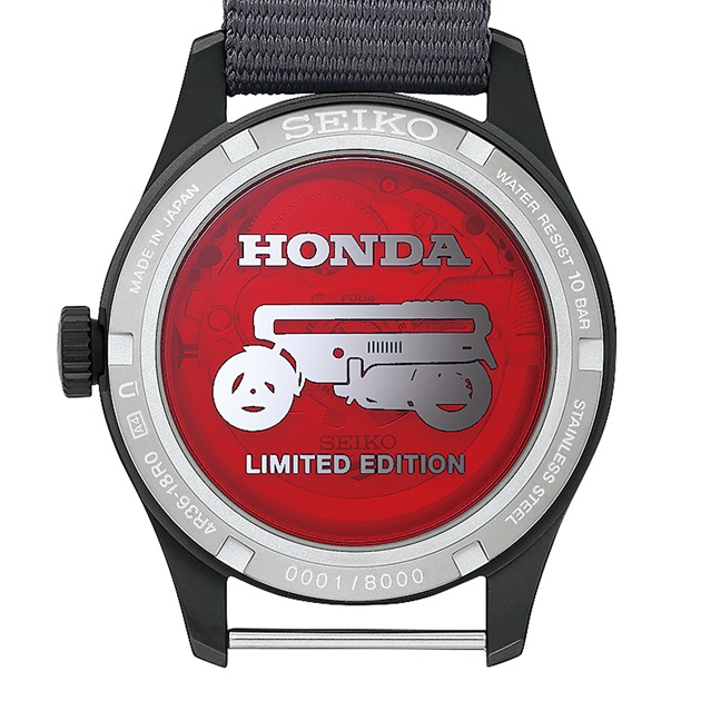 Rückansicht der Seiko 5 Sports Field x Honda Motocompo Limited Edition mit halbtransparentem Gehäuseboden, der die Silhouette des Honda Motocompo sowie die eingravierte Seriennummer zeigt