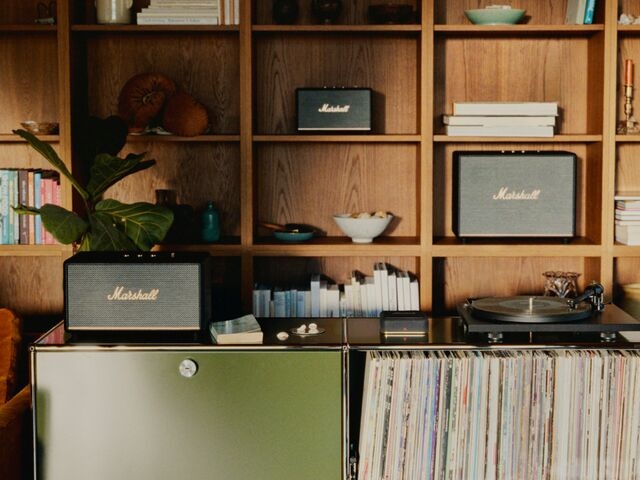 Kaum zu sehen: Der Heddon steht mittig neben dem Plattenspieler (Bildquelle: Marshall)