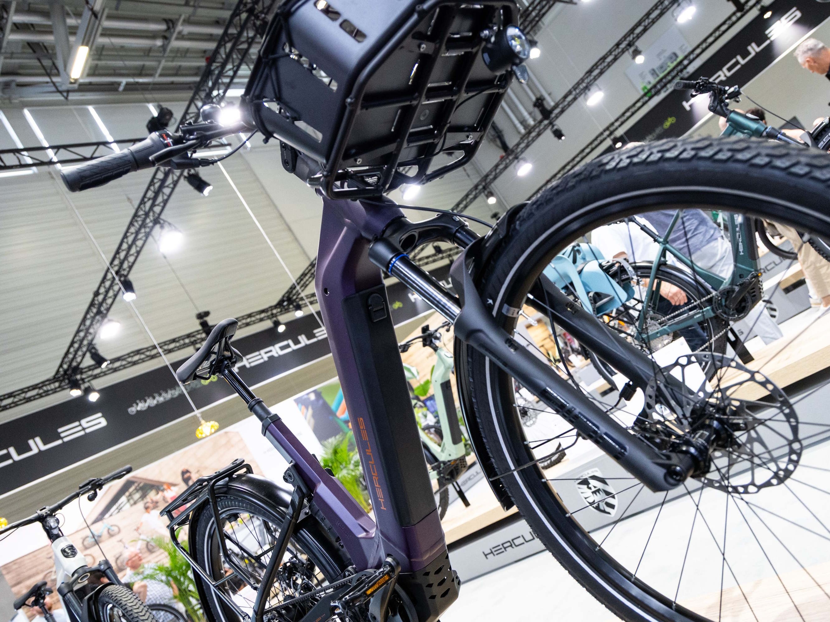 Hercules zeigt Jarvis 5: Komfort-SUV-E-Bike mit Vollfederung und Riemenantrieb