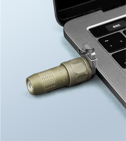 Die iUltra kann einfach an einem Laptop aufgeladen werden. (Bildquelle: Olight)