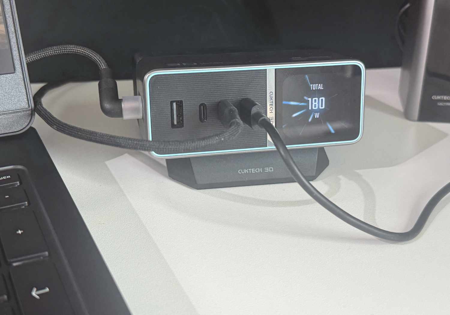 Lädt Notebooks mit bis zu 300 W: Cuktech 30 Ultra Ladestation im Test