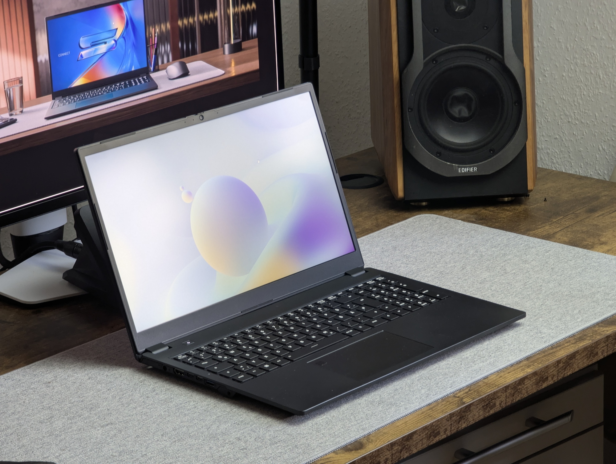 Schenker Connect 15 auf grauer Matte auf dem Schreibtisch