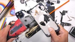 Mit Flex bewaffnet liefert JerryRigEverything Antworten auf brennende Fragen über die Interna des iPhone 15 Pro Max von Apple.