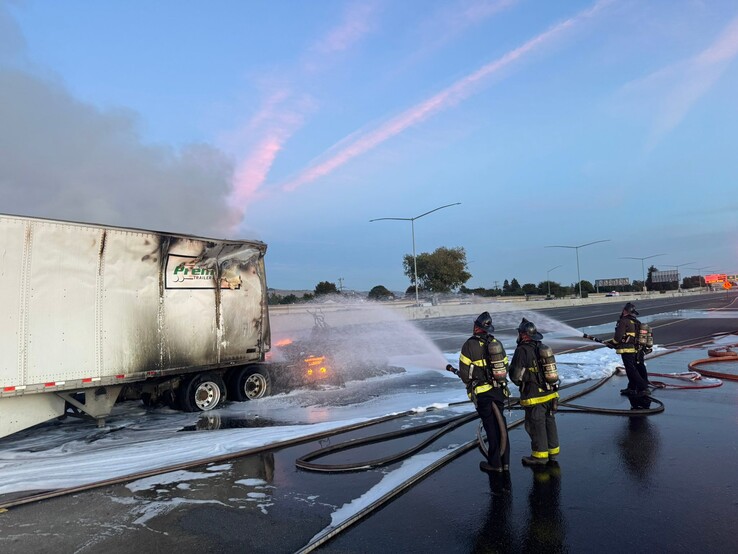 Feuerwehrleute versuchen, den brennenden Tesla Semi zu löschen.