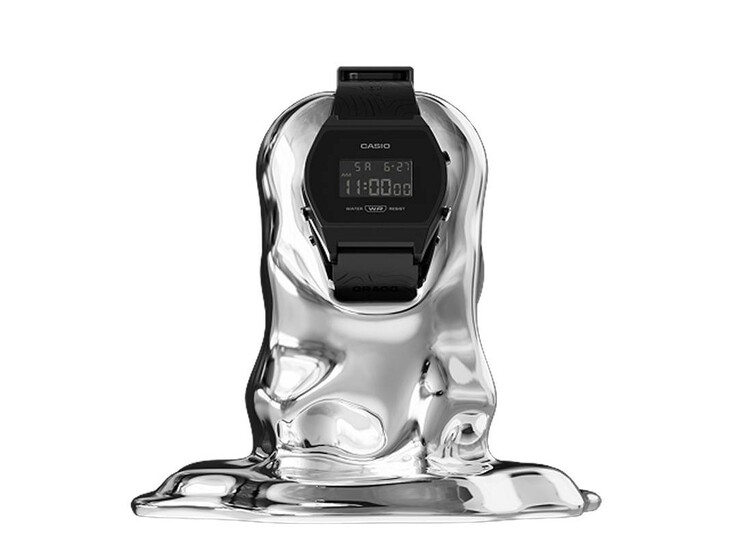 Casio x GRAGG LW-204GRAGG-1BDF Digitaluhr, auf einem skulpturalen, silbernen Präsentationsständer montiert und vor einem weißen Hintergrund platziert