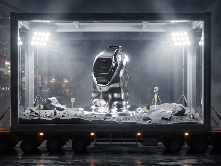Die Casio x GRAGG LW-204GRAGG-1BDF wurde auf einem silbernen Ständer in einer Glasinstallation vor einem Hintergrund mit Mondmotiv präsentiert