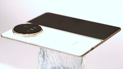 Wie schon beim Honor Magic V5 dürfte auch beim Honor Magic V6 eine Farboption wieder dünner und leichter sein. (Bildquelle: Weibo, editiert)