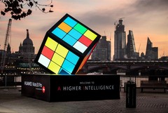 Rubiks Würfel in London anlässlich des Mate 20-Starts: Huawei verspricht keine Verlangsamung durch Updates.