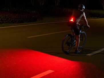 Die rote LED an der Olight Oclip 2 kann beim Radfahren auf den Blinkmodus eingestellt werden.