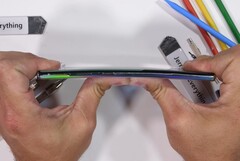 Das Samsung Galaxy Note 10+ 5G bewährt sich im JRE-Durability-Test.
