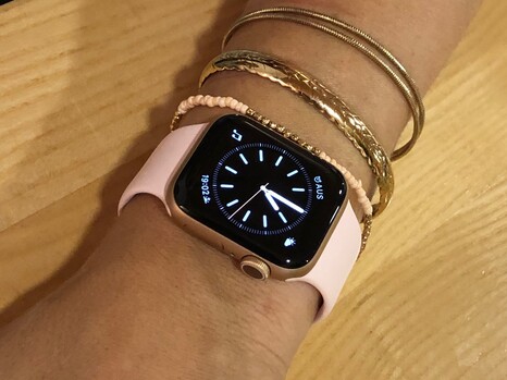 Apple Watch 5 in 40 mm, Aluminiumgehäuse mit Sportarmband