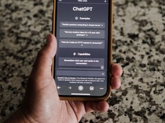 Hand hält ein Smartphone mit geöffneter ChatGPT-Oberfläche