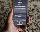 Hand hält ein Smartphone mit geöffneter ChatGPT-Oberfläche