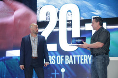 Gregory Bryant zeigte bei seiner Keynote auf der Computex ein Dell XPS 13, in das die neue Displaytechnologie integriert wurde. (Quelle: Intel)