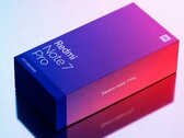 Redmi Note 7 Pro: Xiaomi-CEO zeigt Verkaufsbox in bunten Verlaufsfarben.