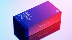 Redmi Note 7 Pro: Xiaomi-CEO zeigt Verkaufsbox in bunten Verlaufsfarben.