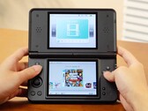 Der Anbernic RG DS Plus sieht einem Nintendo DS Lite fast zum Verwechseln ähnlich.