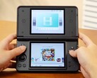 Der Anbernic RG DS Plus sieht einem Nintendo DS Lite fast zum Verwechseln ähnlich.