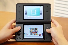 Der Anbernic RG DS Plus sieht einem Nintendo DS Lite fast zum Verwechseln ähnlich.