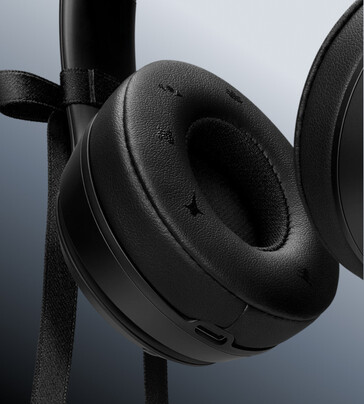 Das verzierte Ohrpolster ist mit von Jennie inspirierten Symbolen versehen