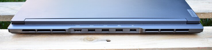 hinten: HDMI, 3x USB A, Slim-Tip-Power