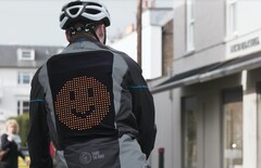 Die Emoji-Jacke soll Radfahren sicherer machen. (Bild: Ford)