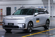 Erstes serienproduziertes Xpeng GX Robotaxi offiziell vom Band gerollt.