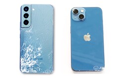 Das Samsung Galaxy S22 sieht nach einem Sturz aus Kopfhöhe deutlich schlimmer aus als das iPhone 13. (Bild: Allstate Protection Plans)